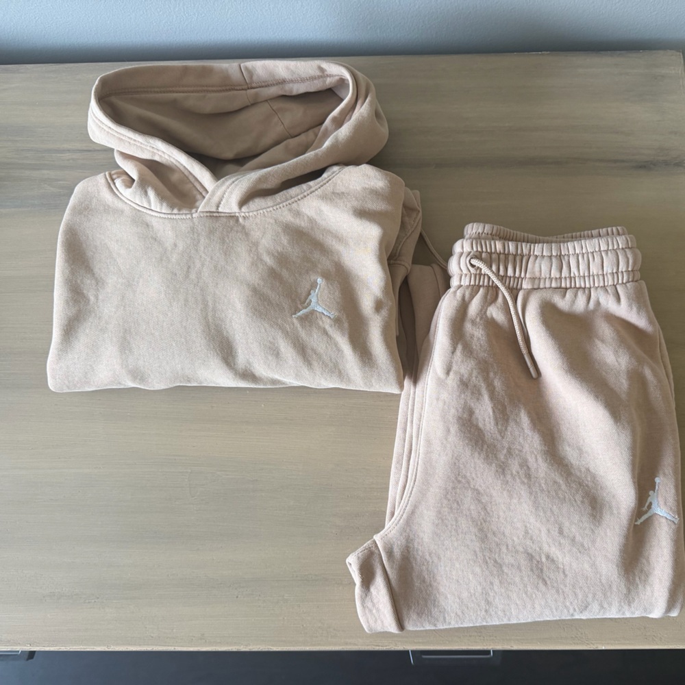 Nike Jordan Boys Tan sweatpants/ sweatshirt Set. Size Large.
